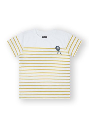 Camiseta blanca de algodón con rayas horizontales amarillas, escote redondo, mangas cortas y un gráfico de temática tenística en azul marino en la parte delantera.