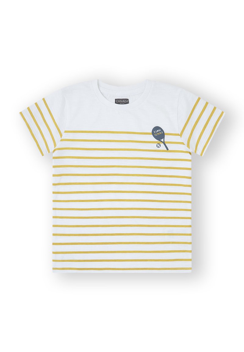 Camiseta blanca de algodón con rayas horizontales amarillas, escote redondo, mangas cortas y un gráfico de temática tenística en azul marino en la parte delantera.