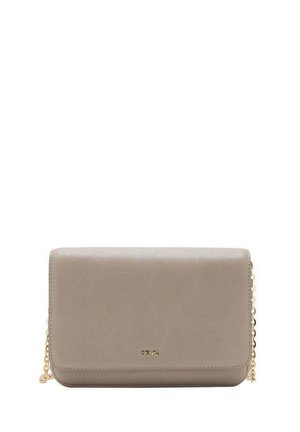 Borsa a tracolla rettangolare in pelle color taupe con tracolla in oro e piccolo logo "MNG" dorato al centro frontale.