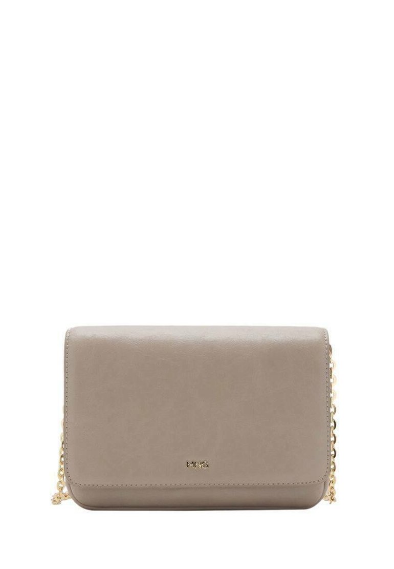 Borsa a tracolla rettangolare in pelle color taupe con tracolla in oro e piccolo logo "MNG" dorato al centro frontale.