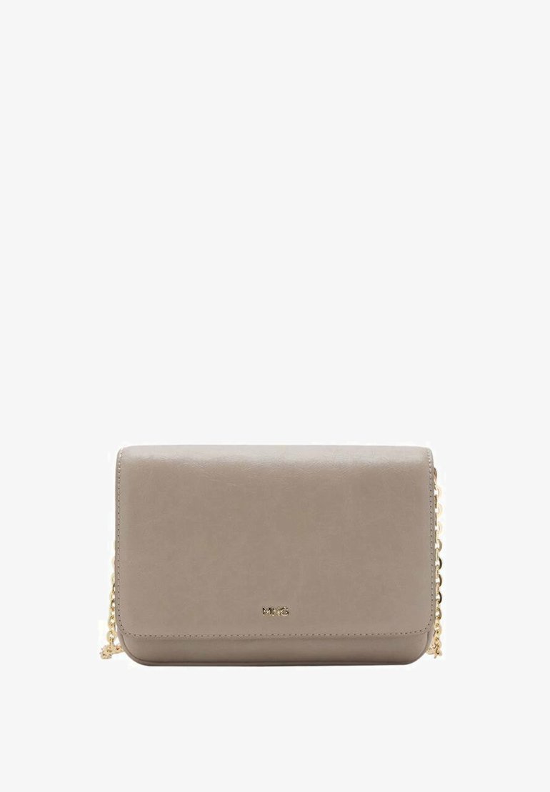 Taupe prostokątna skórzana torba na ramię z złotym łańcuchem i małym złotym logo "MNG" na przednim środku.