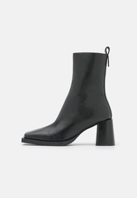 HOLLY - Botas clássicas de cano curto - black