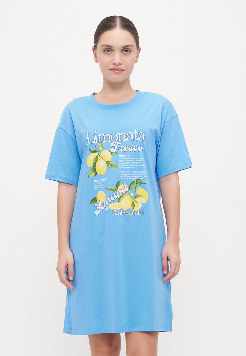 Abito t-shirt in cotone blu chiaro con maniche corte, caratterizzato da una grafica di limone e la scritta "Limonata Fresco" sul davanti.