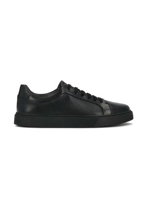 Czarny niski skórzany sneaker z teksturowanymi bocznymi panelami i czarną gumową podeszwą, widziany od zewnętrznej strony z zawiązanymi sznurowadłami.