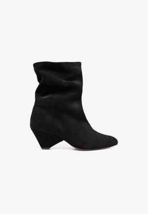 Anonymous Copenhagen VULLY TRIANGLE - Stiefelette - black