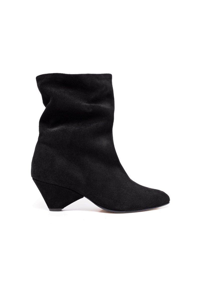 Anonymous Copenhagen VULLY TRIANGLE - Classic ankle boots - black