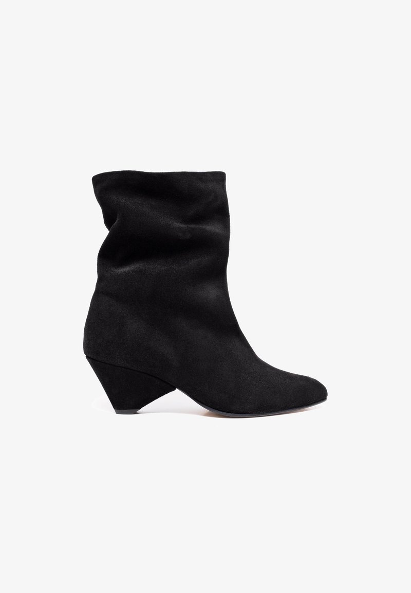 Anonymous Copenhagen VULLY TRIANGLE - Classic ankle boots - black