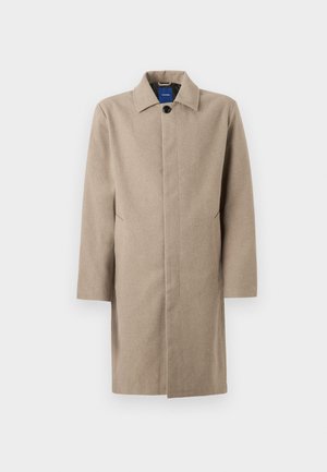 Soprabito beige da uomo fino al ginocchio con bottoni nascosti, colletto con tacca e tasche laterali, mostrato su sfondo bianco.