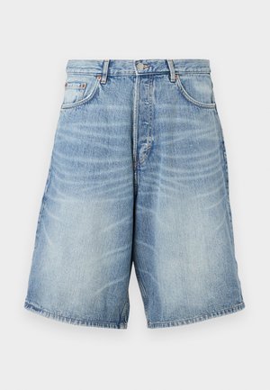 Σορτς denim σε ανοιχτό μπλε χρώμα με ξεθωριασμένο φινίρισμα. Διαθέτει μέση με κουμπιά, θηλιές ζώνης και δύο μπροστινές τσέπες.