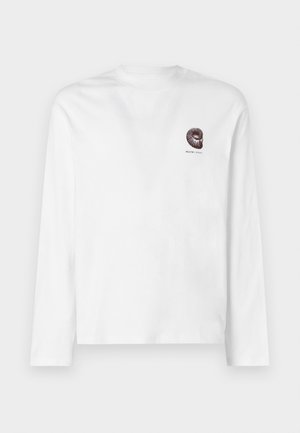 Tricou alb cu mânecă lungă din bumbac. Are un mic design grafic de culoare maro închis pe piept. Guler clasic de tip crew și croială dreaptă.