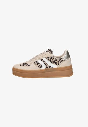 Beige sneaker met panelen in luipaardprint, witte chevronstrepen, metalen hielstuk, veters aan de voorkant en dikke bruine plateauzool.