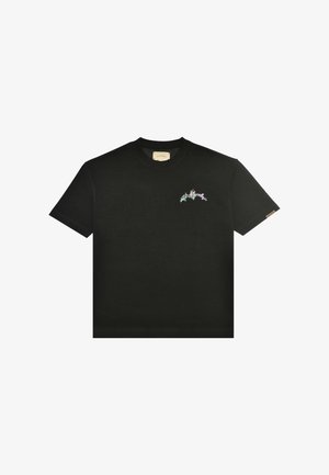 Camiseta negra de manga corta con un pequeño diseño floral multicolor y texto en la parte superior izquierda del pecho, cuello redondo y una pequeña etiqueta en la manga.