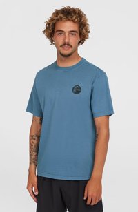 Blauwe katoenen t-shirt met korte mouwen, voorzien van een ronde hals en een logo patch op de linkerkant van de borst. Zorgt voor een soepele textuur met een ontspannen pasvorm.
