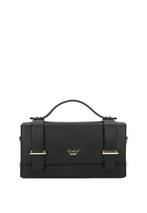 Borsa a tracolla rettangolare in pelle nera con manico superiore, due cinturini con fibbia e logo dorato centrato sul flap anteriore.