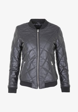 Chaqueta bomber de cuero negra con patrón de rombos acolchados, cremallera plateada y puños y dobladillo acanalados. Cuenta con bolsillos laterales.
