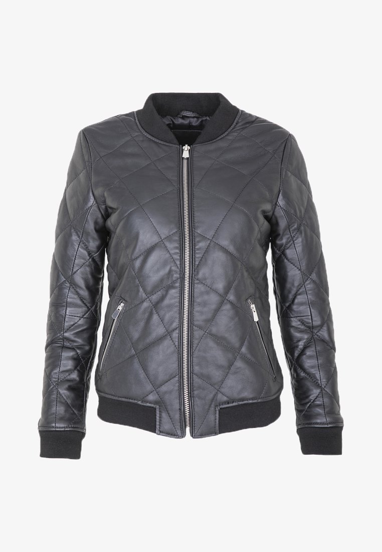 Černá kožená bomber bunda s diamantovým prošíváním, stříbrným zipem a žebrovanými manžetami a lemem. Obsahuje boční kapsy.