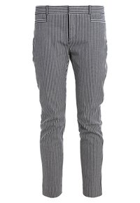 Pantaloni a righe blu navy e bianchi con una vestibilità su misura, dotati di una parte anteriore piatta, passanti per cintura e due tasche posteriori. Realizzati in un tessuto liscio.