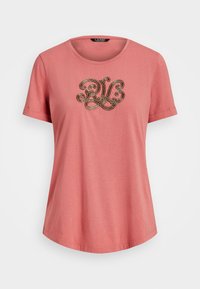 Růžové tričko s krátkým rukávem vyrobené z měkké tkaniny, s dekorativním zlatým vyšitým logem "RL" uprostřed. Kulatý výstřih a volný střih.