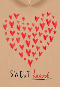 Bež dukserica s crvenim ilustracijama srca raspoređenim u obliku srca, s natpisom "SWEET heart" u crnoj i crvenoj boji ispod.