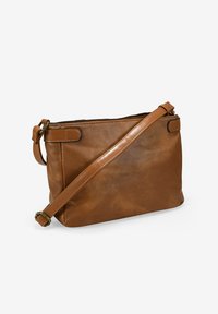 Bolso de cuero marrón tipo bandolera con una textura suave, diseño plano, correa ajustable y dos pequeños lazos a los lados para fijaciones adicionales.