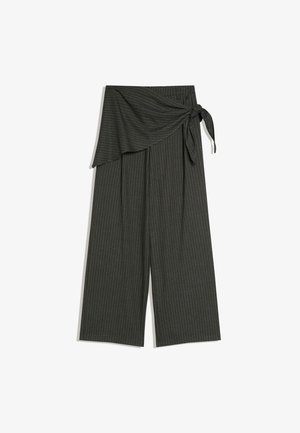 Donkergrijze wijde broek met een gedrapeerd paneel, een verticale krijtstreep en een ceintuurdétail in de taille. Gemaakt van een zachte, gestructureerde stof.