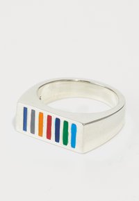 Bague en argent avec une face rectangulaire ornée de rayures verticales colorées en bleu, gris, orange, rouge et vert. Fini lisse et poli.