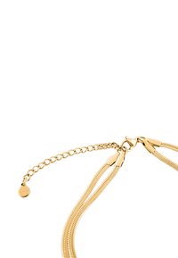 Złoty metalowy łańcuszek z gładkim, elastycznym wzorem, z zapięciem typu karabińczyk i regulowanym łańcuszkiem do zmiany długości. Całość zdobiona teksturowanymi detalami.