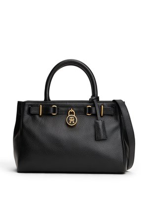 Sac à main en cuir noir texturé avec doubles poignées, une bandoulière et un petit pendentif rond doré avec logo à l'avant.