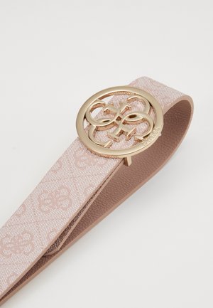 Lichtroze riem met patroon, een gestructureerd oppervlak en een ronde gouden gesp met een verweven "G" ontwerp en de inscriptie "GUESS".