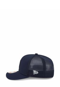 Marineblaue Kappe mit solidem Frontteil und Netzrücken. Verfügt über ein abgerundetes Schild und ein Logo an der Seite. Strukturierte Gestaltung mit verstellbarer Größe.