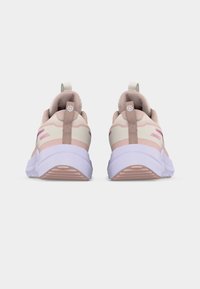 Ζευγάρι ροζ και μπεζ αθλητικά παπούτσια με λευκές σόλες, σε προβολή από πίσω, που δείχνουν λουριά στο τακούνι και επένδυση από δίχτυ.