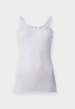 Liila ribbiga tank top, millel on pitsääris kaeluses ja rihmades, koos kitsase silueti ja pehme tekstuuriga. Nähtavaid logosid pole.