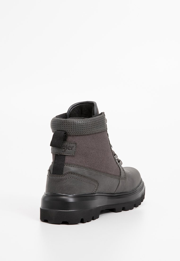 Grau und schwarz robusten Knöchelstiefel mit gepolstertem Kragen, strukturierten Stoffseiten, dicker Gummisohle und Zuglasche hinten.