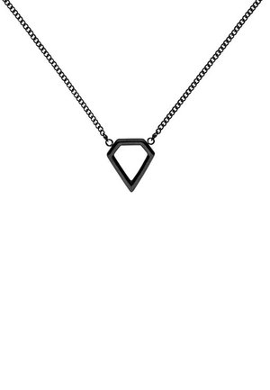 Collier en métal noir présentant un pendentif géométrique en forme de diamant creux sur une fine chaîne avec un design de maillons délicats.