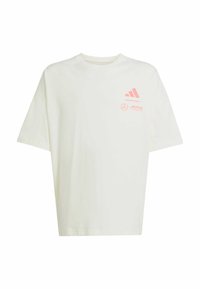 Hvid oversized t-shirt lavet af bomuld, med et pink Adidas-logo og Mercedes-branding på venstre brystområde. Korte ærmer.