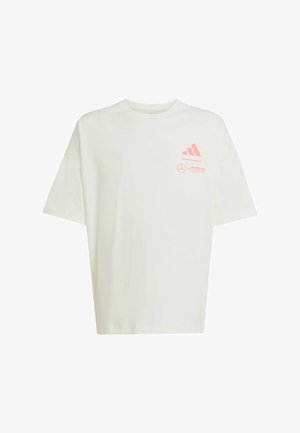 Witte oversized t-shirt van katoen, met een roze Adidas-logo en Mercedes-branding op de linker borst. Korte mouwen.