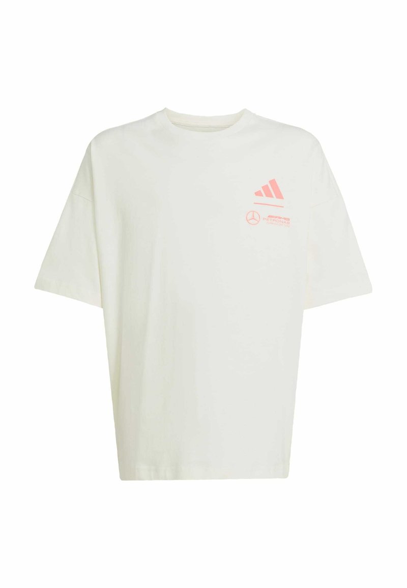 Hvid oversized t-shirt lavet af bomuld, med et pink Adidas-logo og Mercedes-branding på venstre brystområde. Korte ærmer.