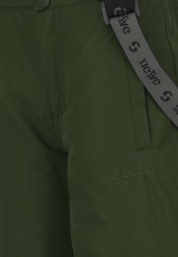 Grønne, letvægts stofbukser med en lynlåslomme og et gråt bånd med "ZIGZAG" branding. Glat tekstur, skræddersyet pasform.