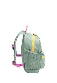 Πράσινο σακίδιο με κίτρινες φερμουάρ, ροζ λουριά και πλευρική τσέπη από δίχτυ, εμφανίζεται από το πλάι σε λευκό φόντο.