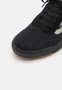 Vans UA ULTRARANGE VR3 - Joggesko - black/pirate black