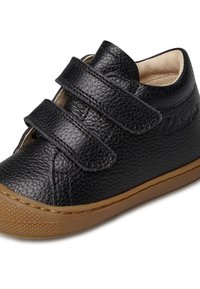 Černá kožená bota na suchý zip se dvěma pásky, zaoblenou špičkou a texturovaným povrchem. Má hnědou gumovou podrážku a decentní logo na boku.