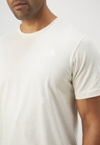 The North Face M SS BOX NSE TEE - Apdrukāts T-krekls - white dune/muted pine