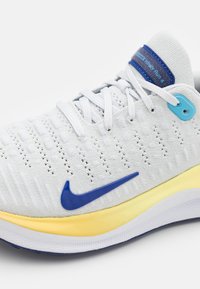 Nike Performance REACTX INFINITY  - Tenisice za cestovno trčanje - photon dust/deep royal blue/white-saturn gold/fierce pink/aquarius blue