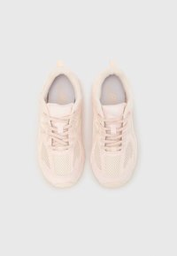 Világos rózsaszín sportcipő hálós és szintetikus felsőrésszel, kerek orral, fűzős záródással és párnázott szegéllyel a kényelemért.