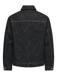 Veste en denim foncé avec un col classique, des manches longues et une coupe droite. Présente des coutures contrastées et des poignets à boutons.