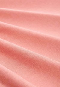 Tessuto rosa chiaro con una texture morbida, che mostra pieghe orizzontali e una superficie liscia e uniforme. Nessun motivo visibile o dettagli metallici.