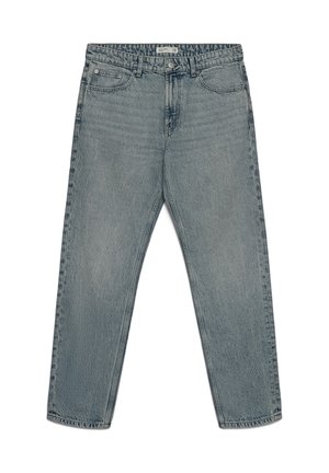 Jean en denim bleu clair avec jambes droites, cinq poches, passants de ceinture et fermeture par boutons, présenté à plat sur fond blanc.