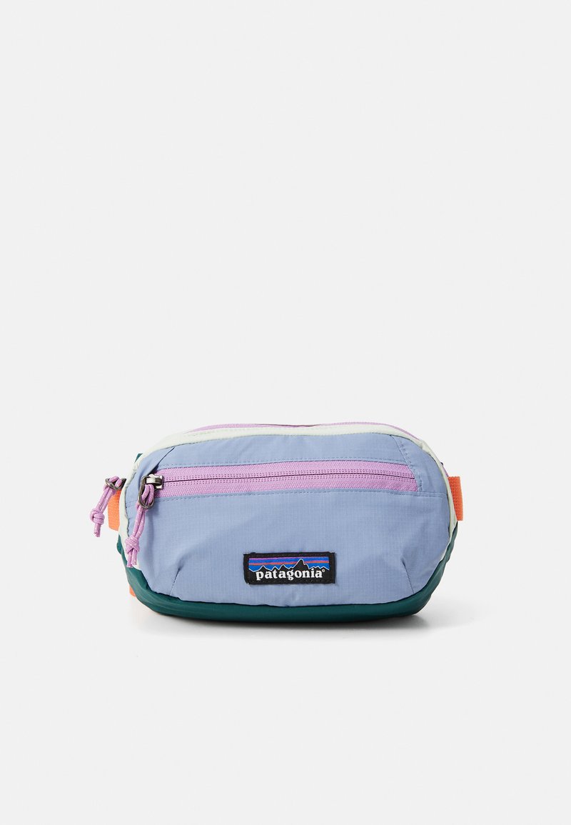 Pequena bolsa de cintura retangular da Patagonia em azul, roxo, verde e laranja, com bolso frontal com fecho e patch do logotipo da marca.