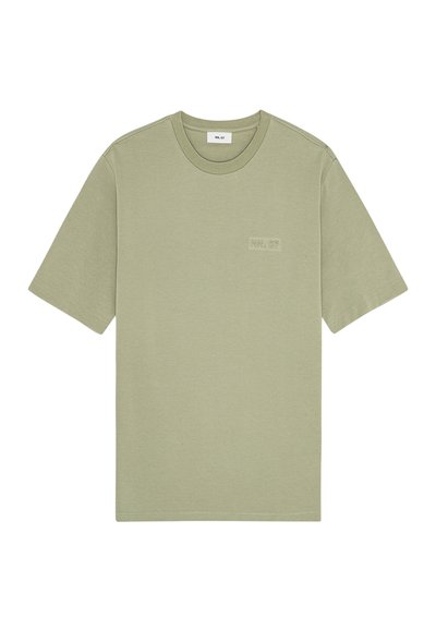 Olivgrön t-shirt i bomull med korta ärmar, rund halsringning och en något upphöjd tryckt logotyp på bröstet. Slät textur med minimalt mönster.