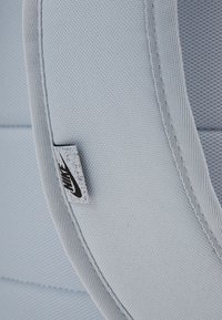 Nike Sportswear HERITAGE UNISEX - Mochila - wolf grey/black